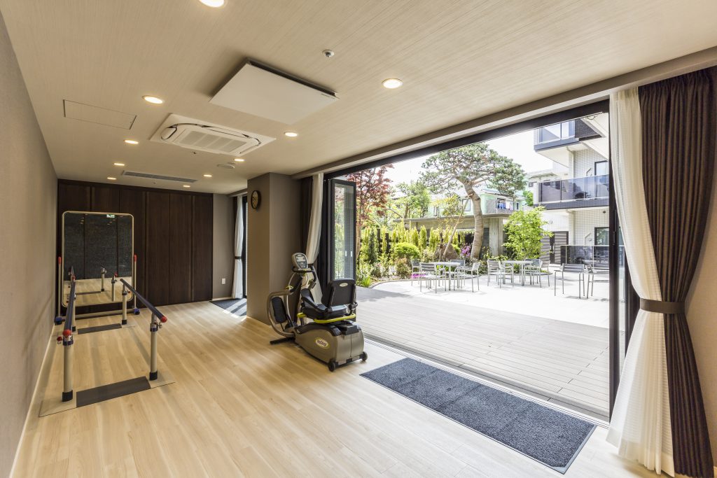 専従の機能訓練指導員を3人配置したリハビリ重視に加え、居室担当制によるケアスタッフのきめ細かいサービス提供を実現