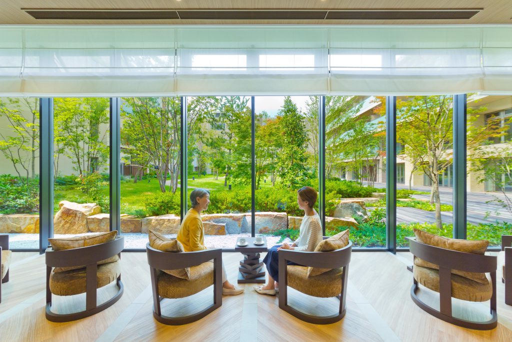 同一の建物内にて24時間、 介護・看護スタッフが 常駐する介護住宅に 住み替え可能だから安心です。