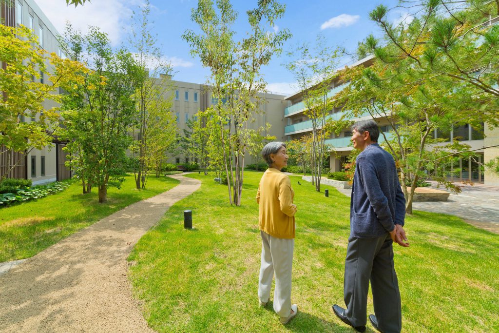 約4,200坪(約14,000㎡)の敷地に 空地率約60%と 開放感がある低層住宅です。