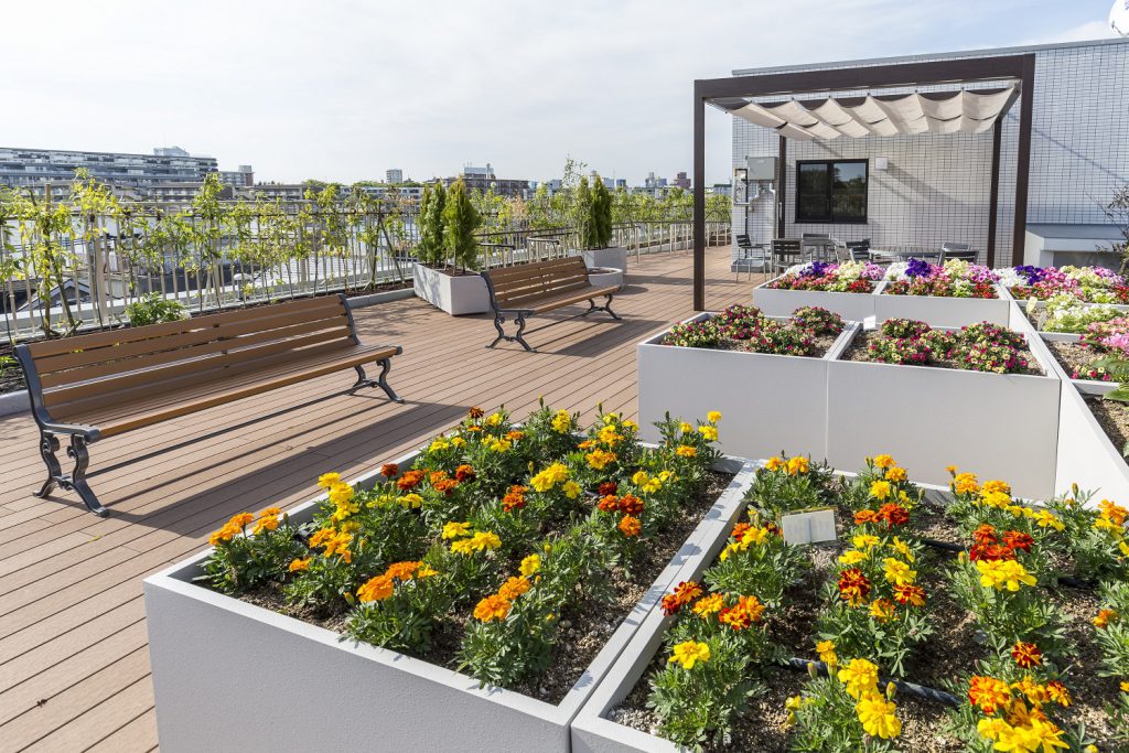 屋上庭園、中庭など緑をふんだんに配した四季のうつろいを、敷地内で感じることができる充実した共用部分