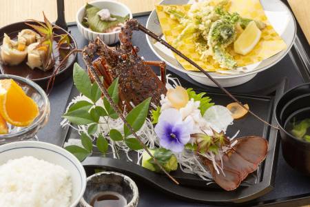 週に1度、全国各地の有名ブランド食材を使った食事を提供しています。