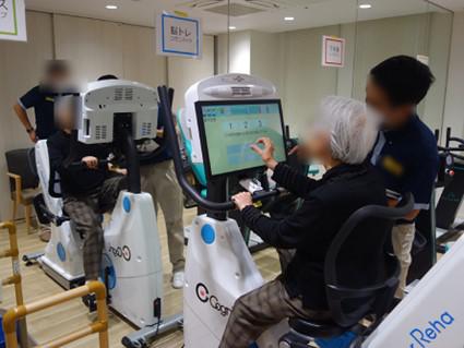 成城リハケア病院と連携し、最新のリハビリマシンを使ったサーキットトレーニングを実施しています。