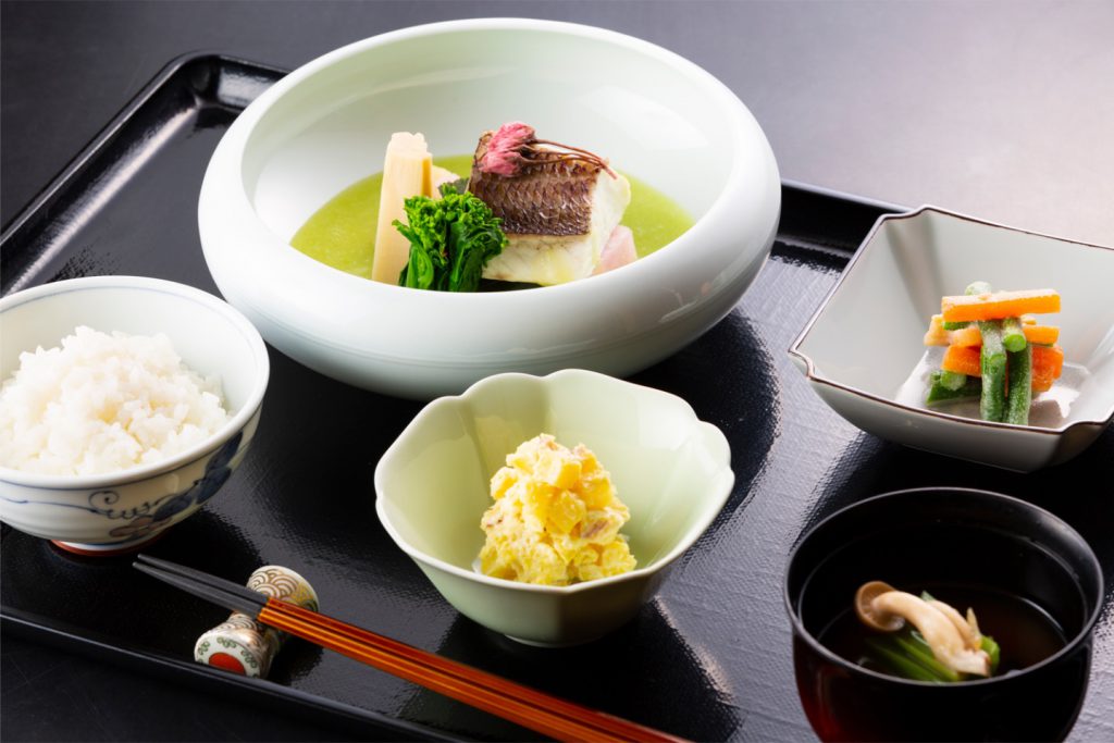 新鮮食材を使用、四季を感じられる食事