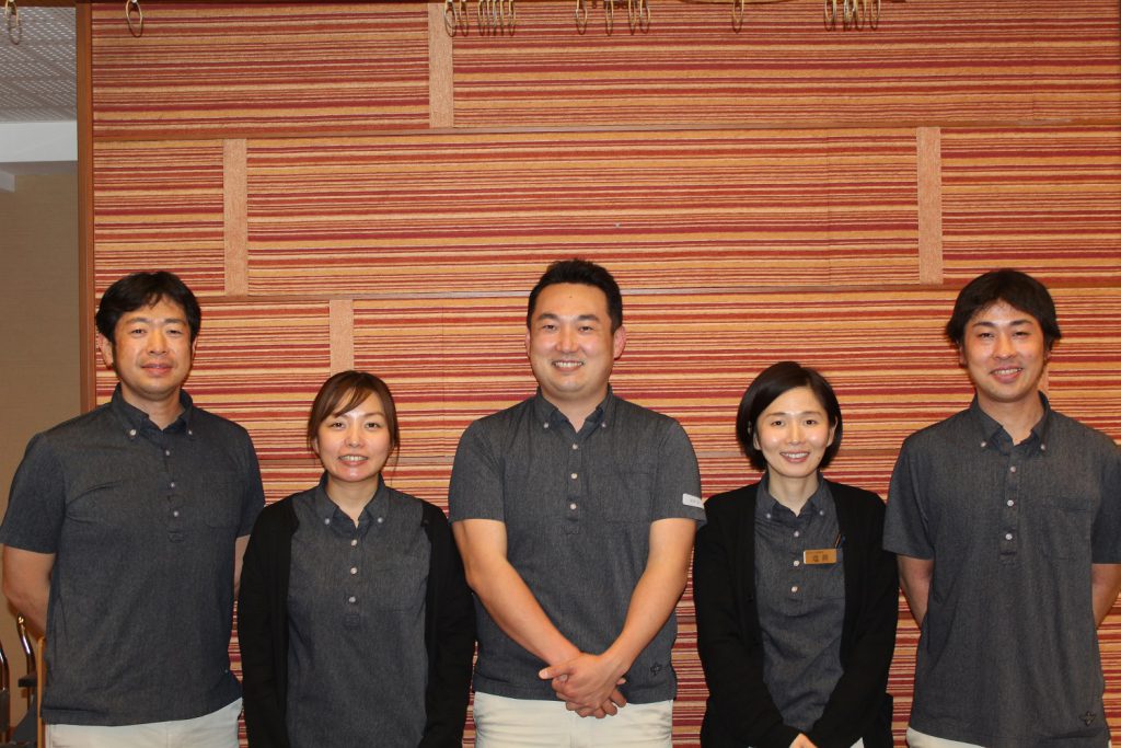 介護スタッフの約７割が正社員、介護福祉士比率も約８割。質の高い介護サービスを提供しています。