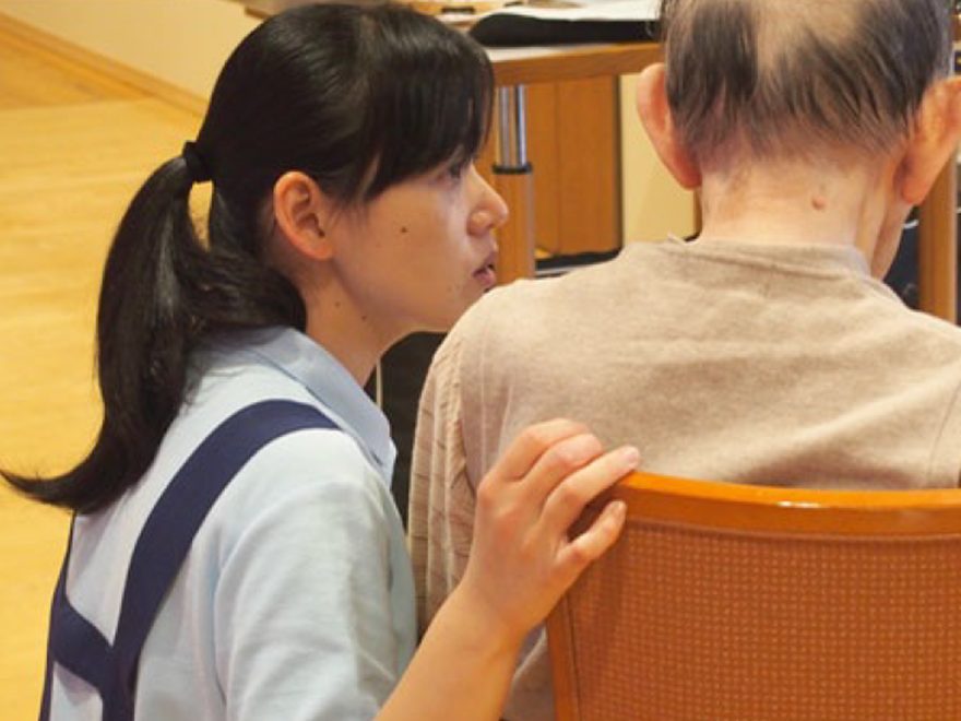 ご⼊居者3⼈に介護・看護スタッフ2名 国内トップレベルの⼿厚い⼈員体制