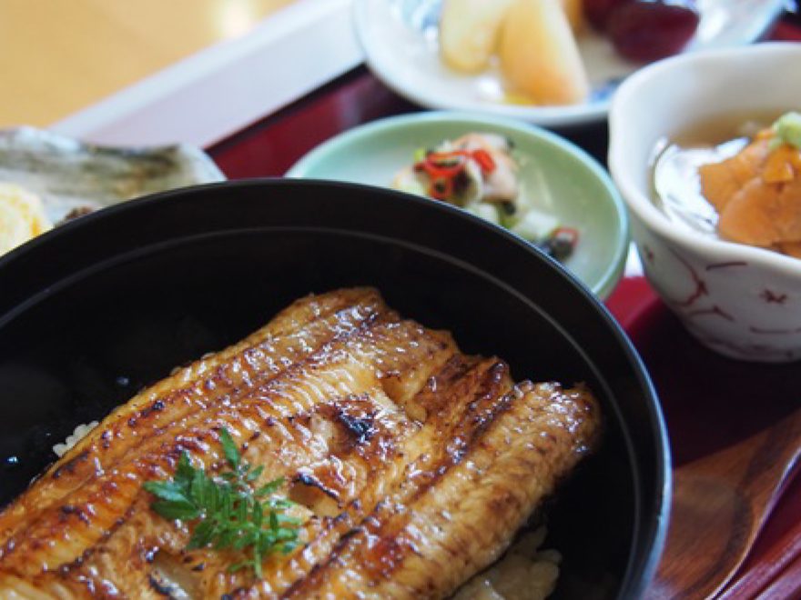 施設内で丁寧に出汁を取った家庭的な料理