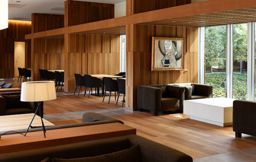 優れた施設デザイン 建築家・陶器二三雄氏が設計し、インテリアをコシノジュンコ氏が監修しています